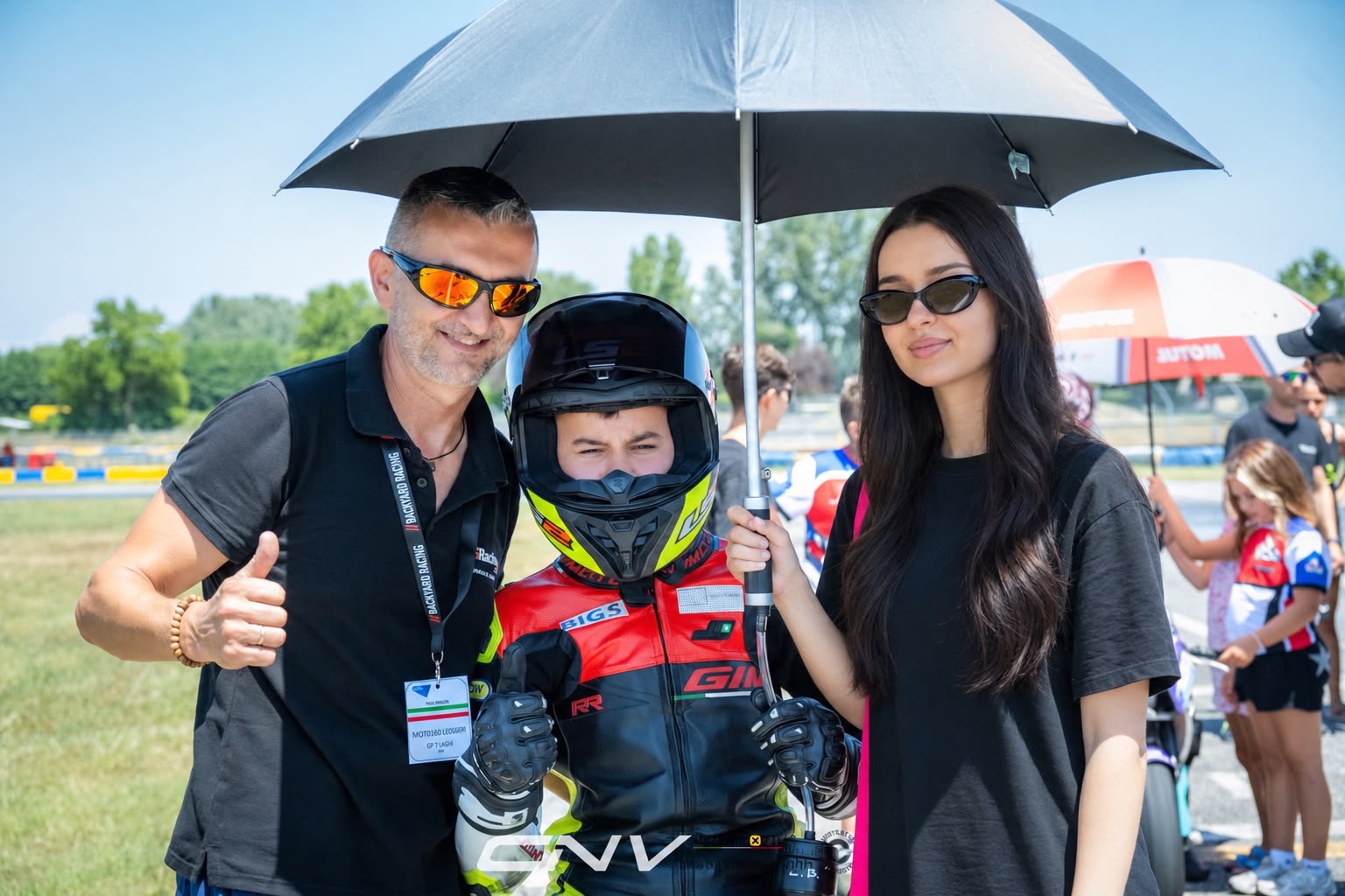 Persönlich dabei: BIGS-Geschäftsführer Ivan Babic (links) mit dem Motorsportnachwuchs.