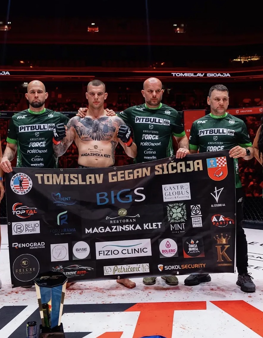 Sičaja-Team mit BIGS-Logo auf dem Sponsorenbanner